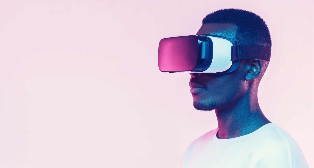 Jovem negro com óculos de realidade virtual