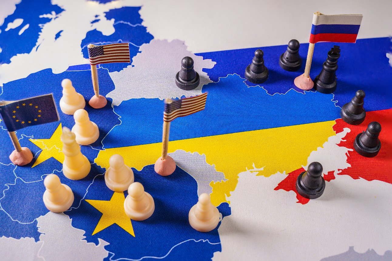 peças em um tabuleiro mostram o mapa da Ucrânia e algumas bandeiras dos Estados Unidos e da Rússia em volta
