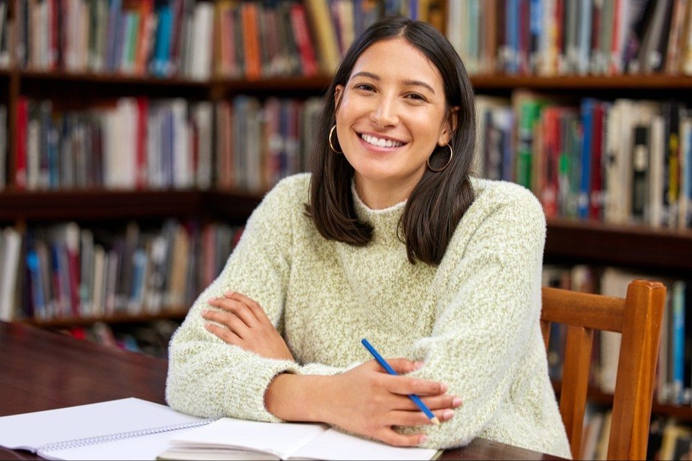 Mulher estudando em uma biblioteca