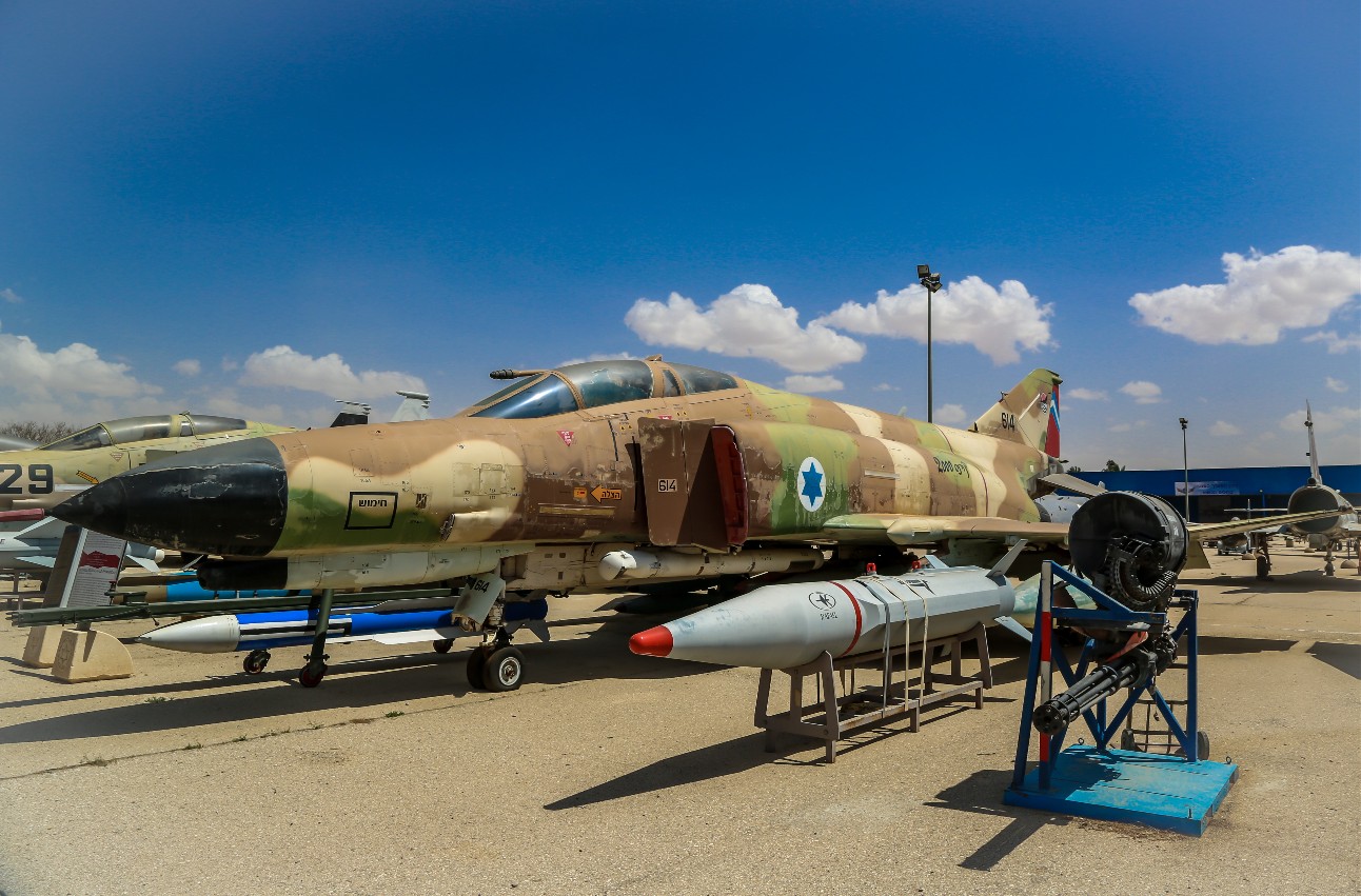 Aviões McDonnell Douglas F4-E Phantom em exibição no Museu da Força Aérea de Israel