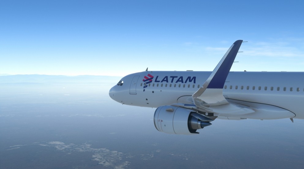 imagem colorida de avião, com logo da Latam