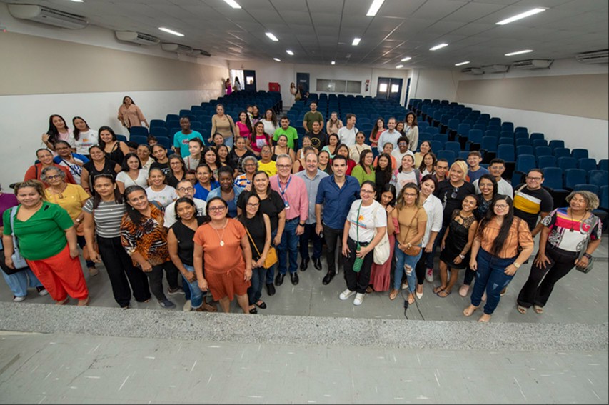 Pessoas juntas em um auditório