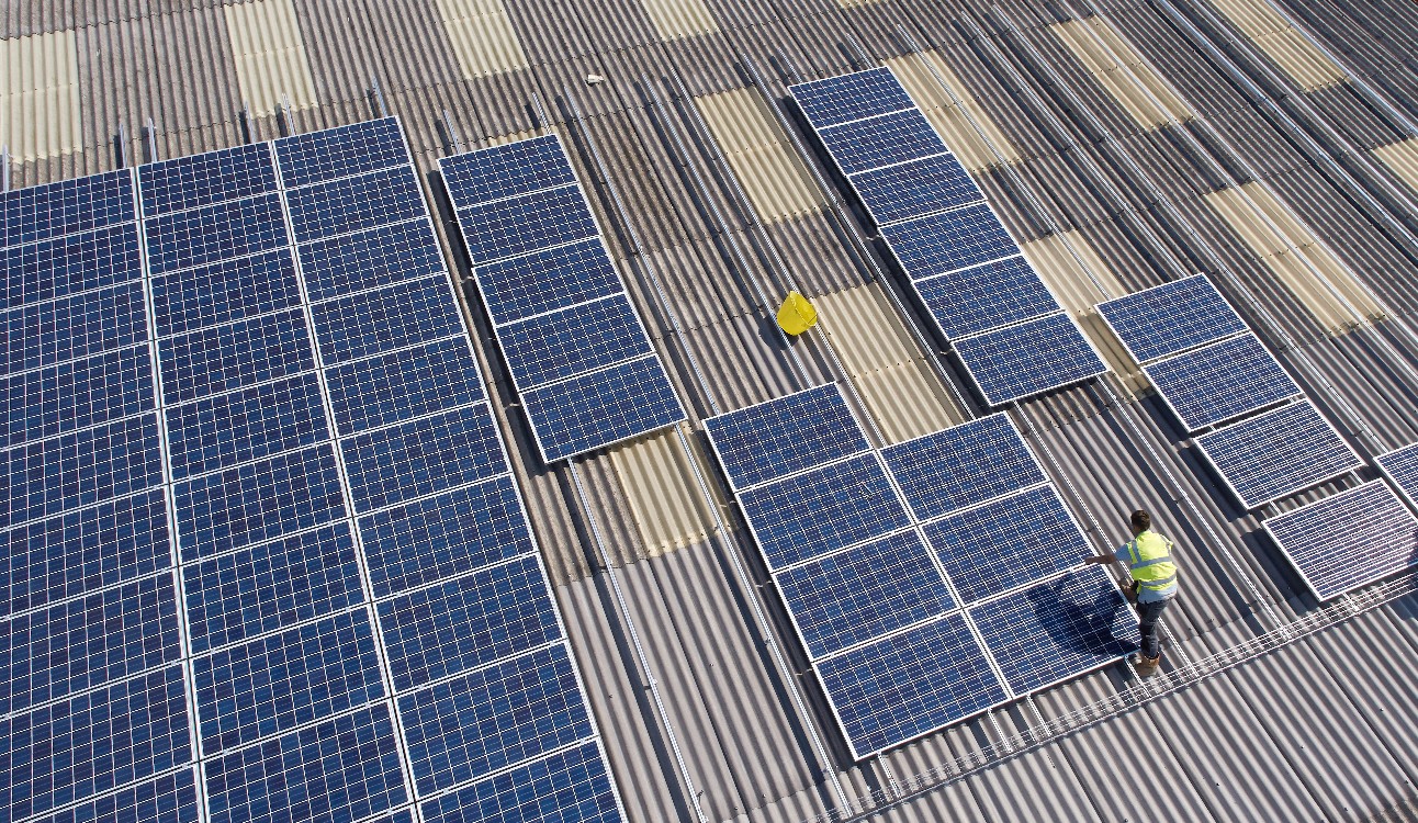 Imagem: painéis solares de energia limpa