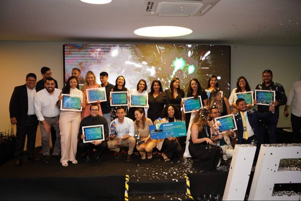 grupo de pessoas posam com certificado