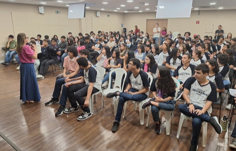 Estudantes participam de atividades e palestras do projeto Jornada de Carreira, iniciativa do IEL e do SESI que apoia a construção de projetos de vida e escolhas profissionais mais conscientes. Foto: IEL/CE