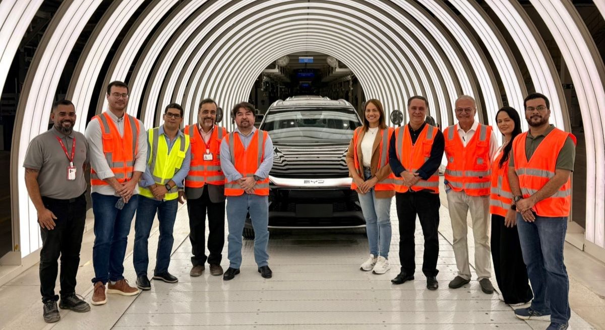 Equipe do Observatório da Indústria da FIEB durante visita técnica à fábrica da BYD, em Camaçari (BA), para o início do estudo que avaliará os impactos da operação da montadora na economia
