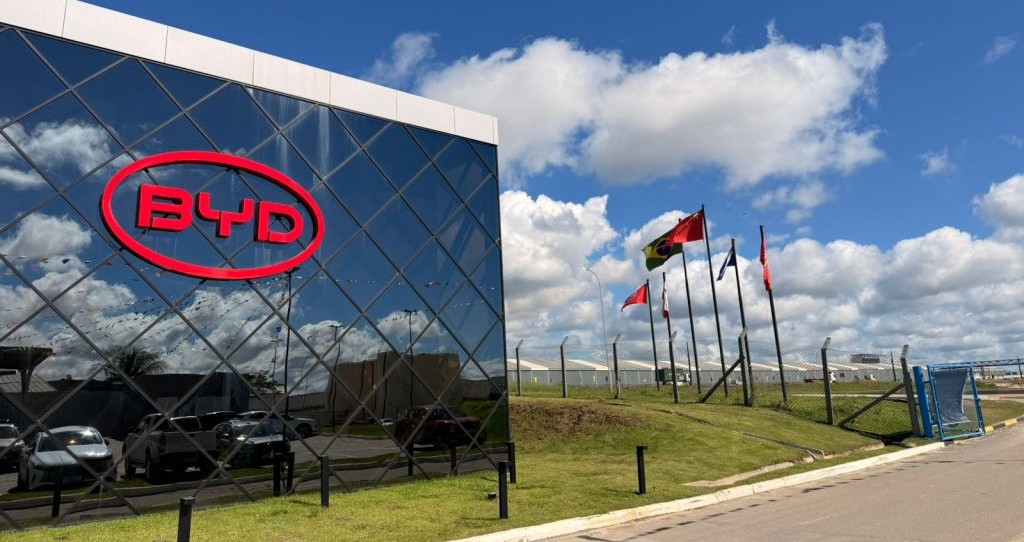 Fachada da unidade da BYD em Camaçari (BA), onde o Observatório da Indústria da FIEB realizará estudo para mensurar os impactos econômicos da operação da montadora chinesa