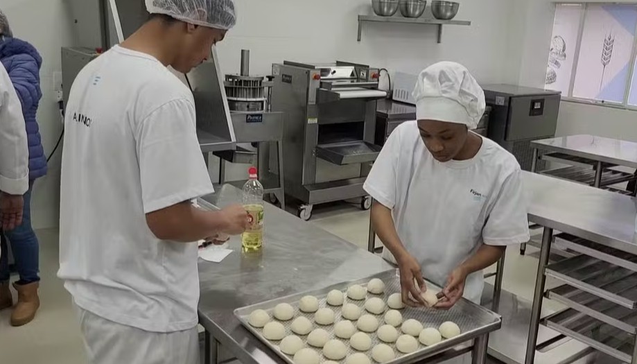 Alunos colocam em prática os conhecimentos adquiridos na Escola de Panificação e Confeitaria da FIRJAN SENAI Petrópolis. Foto: Divulgação / FIRJAN