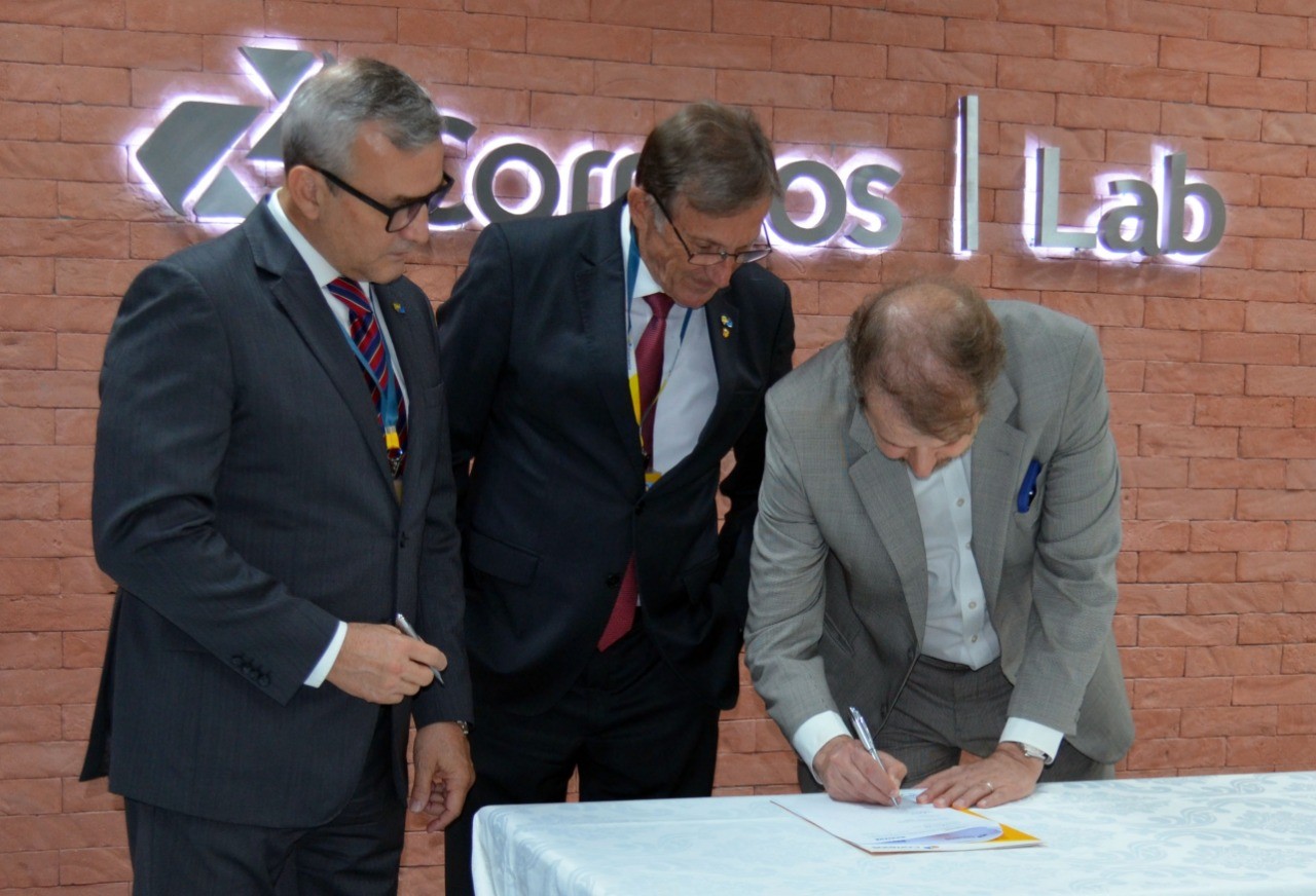 rafael luchesi e executivos assinam contrato de parceria para o setor de logística