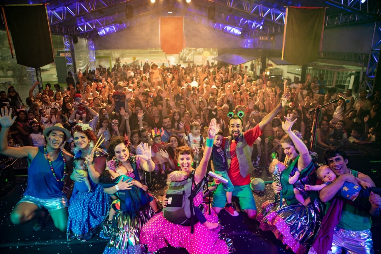 O Bloco Bebê traz artistas e bebês convidados para uma apresentação musical com instrumentos com timbres especialmente escolhidos para agradar ouvidos sensíveis, mantendo uma sonoridade divertida e suave.
Foto: Divulgação/Bloco Bebê