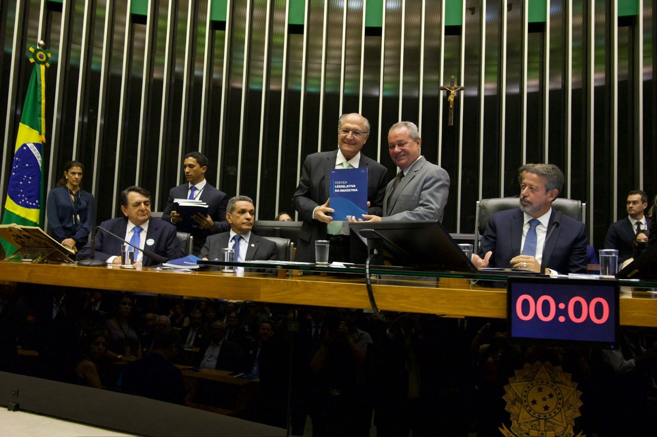 vice-presidente Alckmin e presidente da CNI, Ricardo Alban, segurando a Agenda