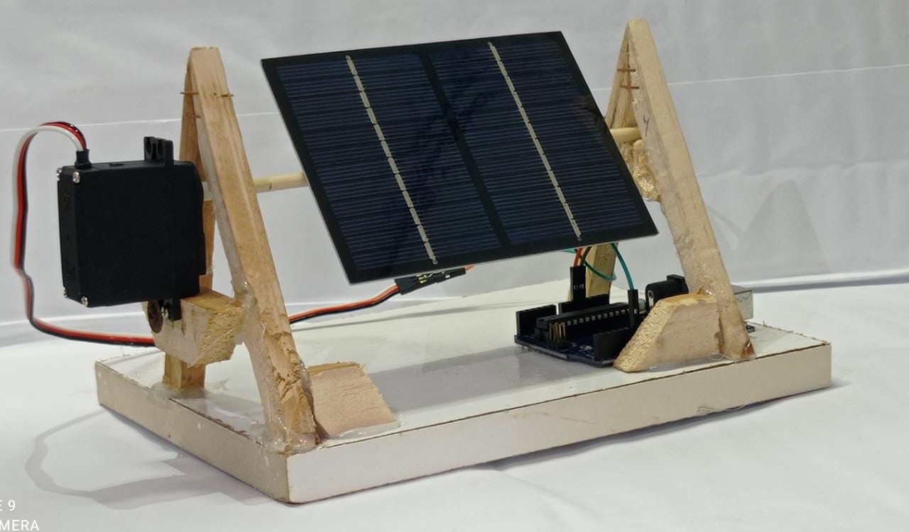 A equipe Excelsus criou um modelo com algoritmos que movimentam a estrutura para que ela receba maior incidência solar, como fazem os girassóis