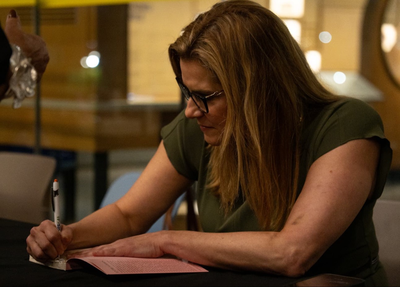 Danusa Costa Lima, diretora da CNI e autora de Entre Verdes, participa da sessão de autógrafos no SESI Lab