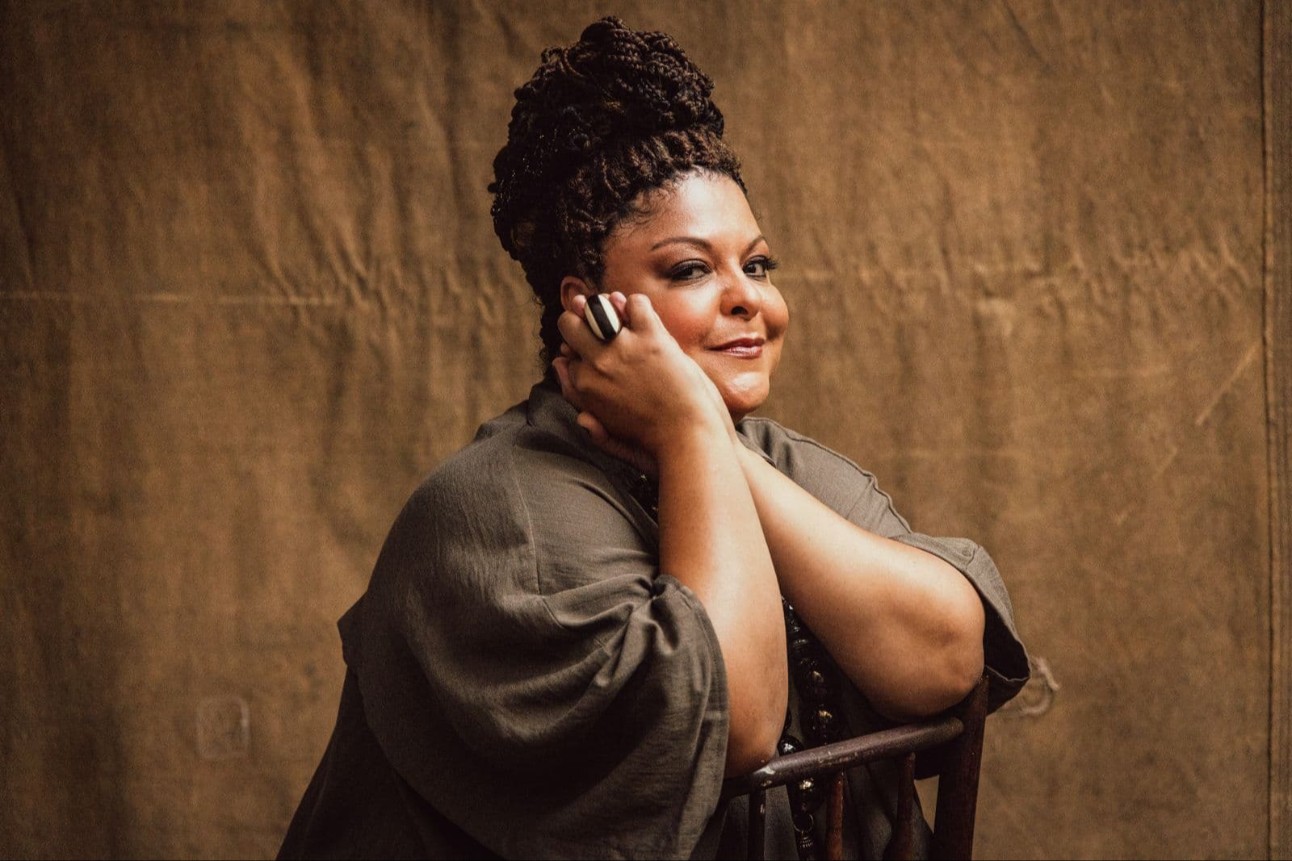 O encerramento da noite fica por conta de Fabiana Cozza, uma das maiores vozes do samba contemporâneo. Foto: divulgação