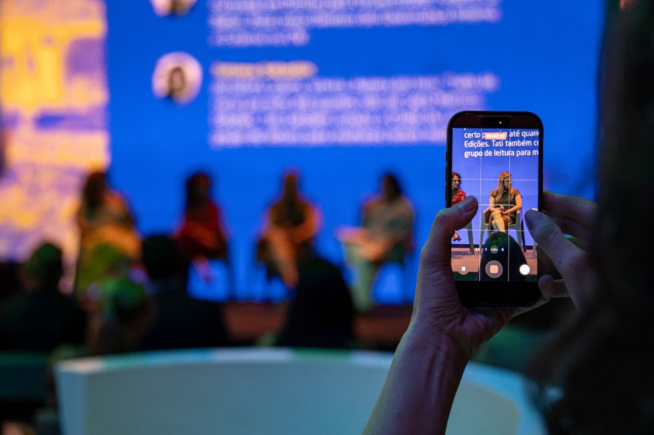 Público registra a participação de Danusa Costa Lima no debate sobre literatura e experiências pessoais