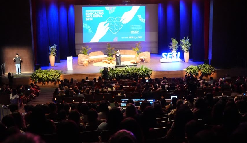 Educadores, pesquisadores e especialistas participam da abertura do 4º Seminário Internacional de Educação Inclusiva do SESI, realizado no Teatro RioMar, em Fortaleza (CE)