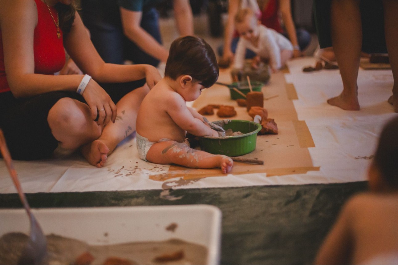 Nesta oficina, os bebês terão experiências sensoriais com a argila em diferentes estados físicos, interagindo livremente e sendo estimulados a criar repertórios táteis e imaginativos.
Foto: Divulgação/Mica Cerâmica