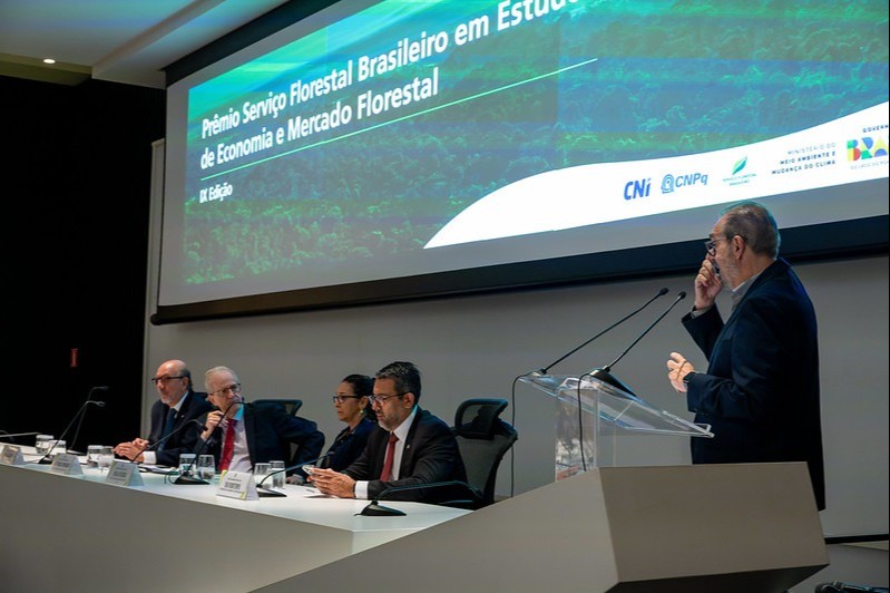 Em parceria com a CNI, o Serviço Florestal Brasileiro entregou, nesta quarta (10), o IX Prêmio SFB em Estudos de Economia e Mercado Florestal