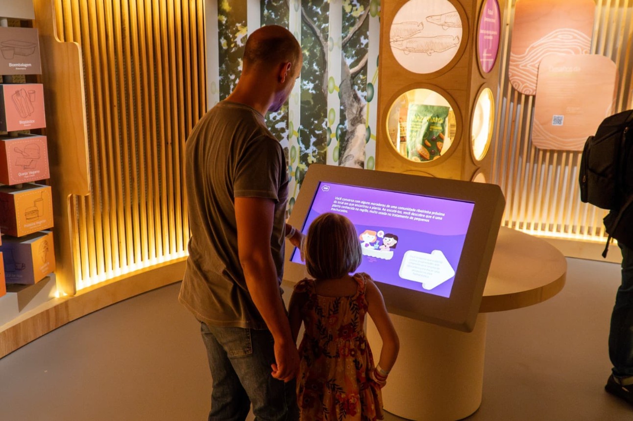 Visitantes exploram instalações interativas da exposição BioOCAnomia Amazônica, desenvolvida pelo SESI Lab para promover o diálogo entre ciência, inovação e conhecimentos tradicionais. Foto: Vitor Jr. / SESI Lab