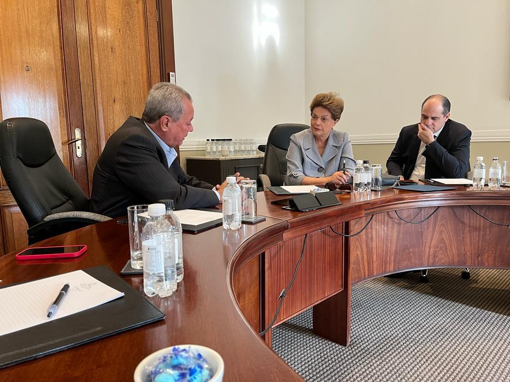 três pessoas em bancadas conversam, Dilma Rousseff e Presidente Alban estão na mesa