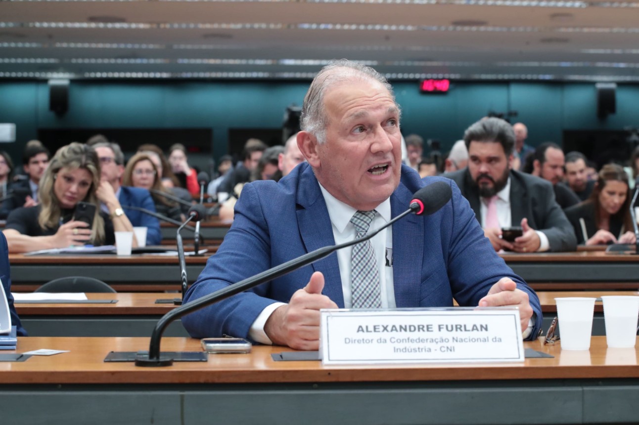 Presidente do Conselho de Relações do Trabalho da CNI, Alexandre Furlan, participou da audiência pública promovida pela Comissão Especial que discute a PEC 221/19. Foto: Bruno Spada/Câmara dos Deputados