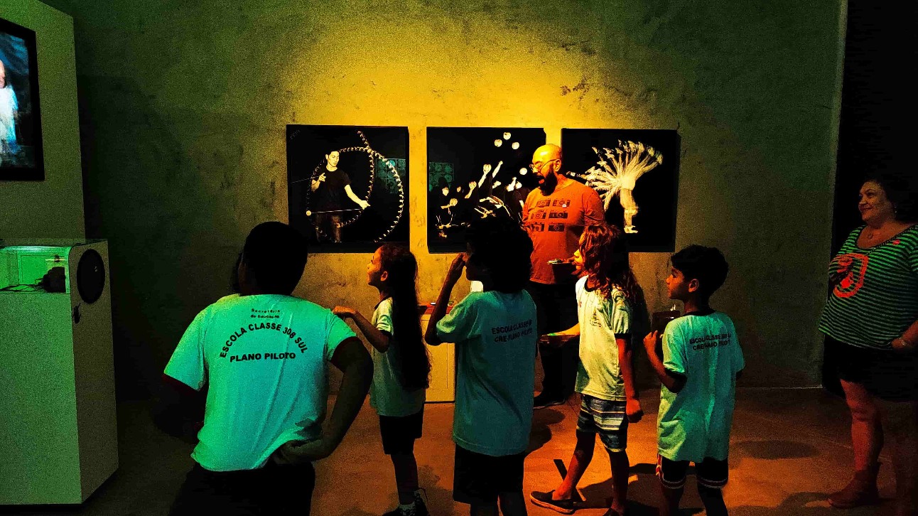 grupo de pessoas em museu observam quadros