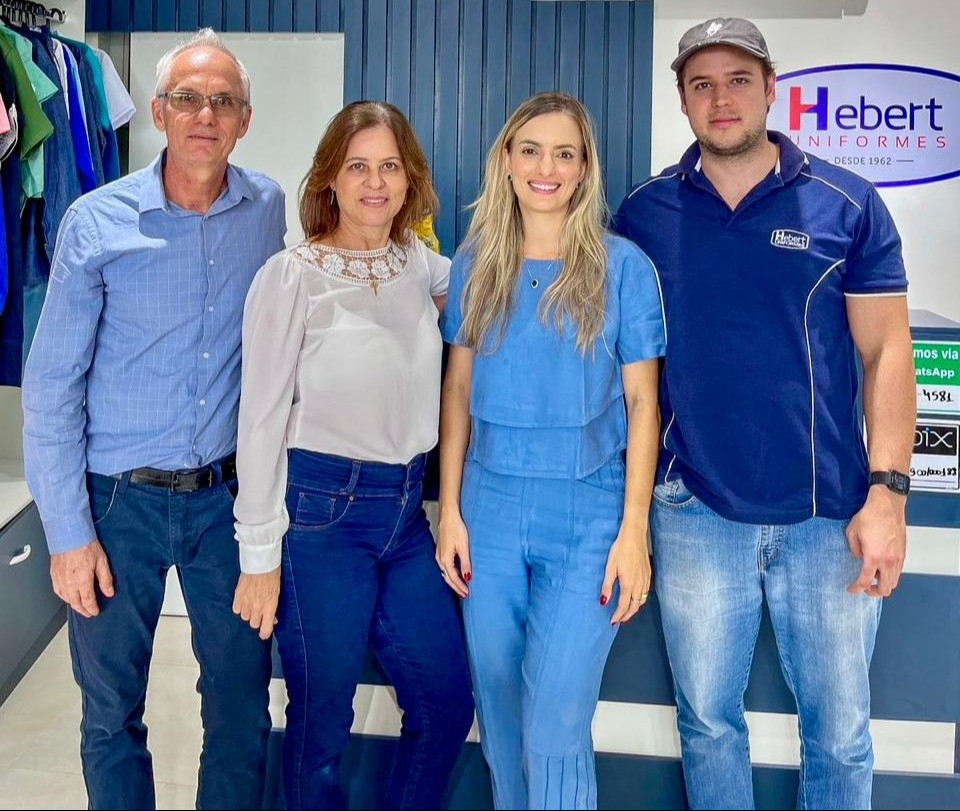 Foto: arquivo pessoal/ Diana - Segunda e terceira geração da Hebert Uniformes - Diana Castro é a toda de azul