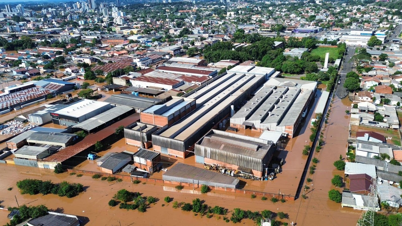 Vista aérea de cidade alagada no Rio Grande do Sul