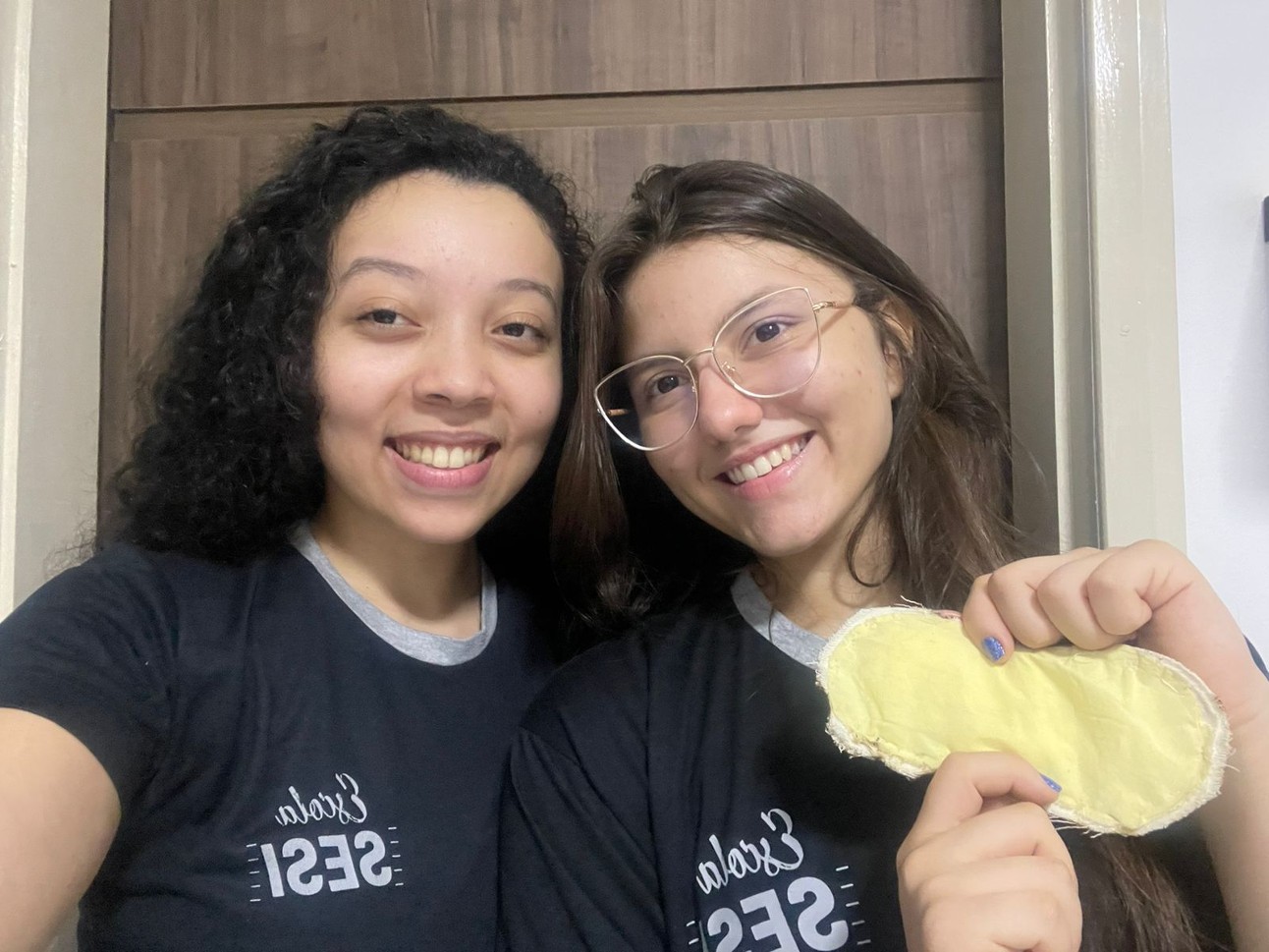 Ana Júlia e Ludmila criaram o absorvente natural EVA para reduzir os impactos da pobreza menstrual