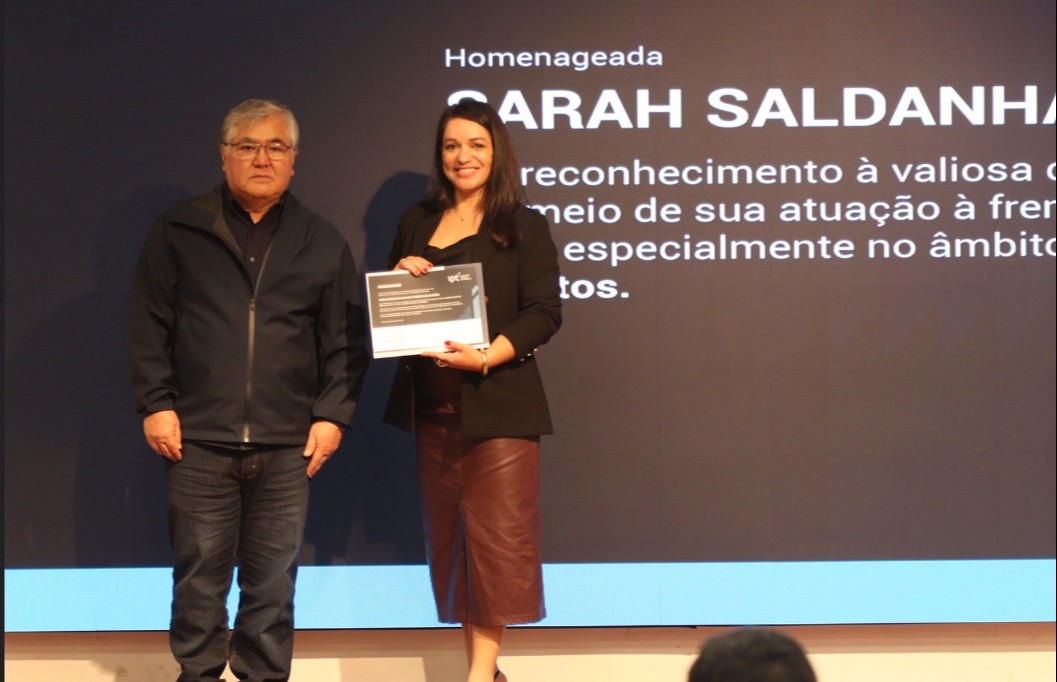 Michelle Queiroz, gerente de carreiras e educação executiva do IEL, recebeu a homenagem em nome da superintendente nacional do IEL, Sarah Saldanha, durante a cerimônia de celebração dos 127 anos do IPT. Foto: divulgação/ IPT