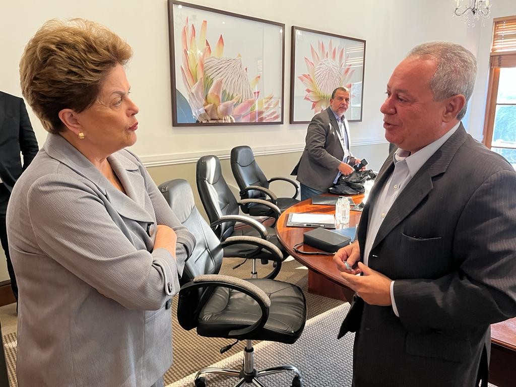mulher, de terno, cabelos curtos, Dilma Rousseff, e homem de cabelos curtos e grisalhos, de terno, presidente eleito, Ricardo Alban