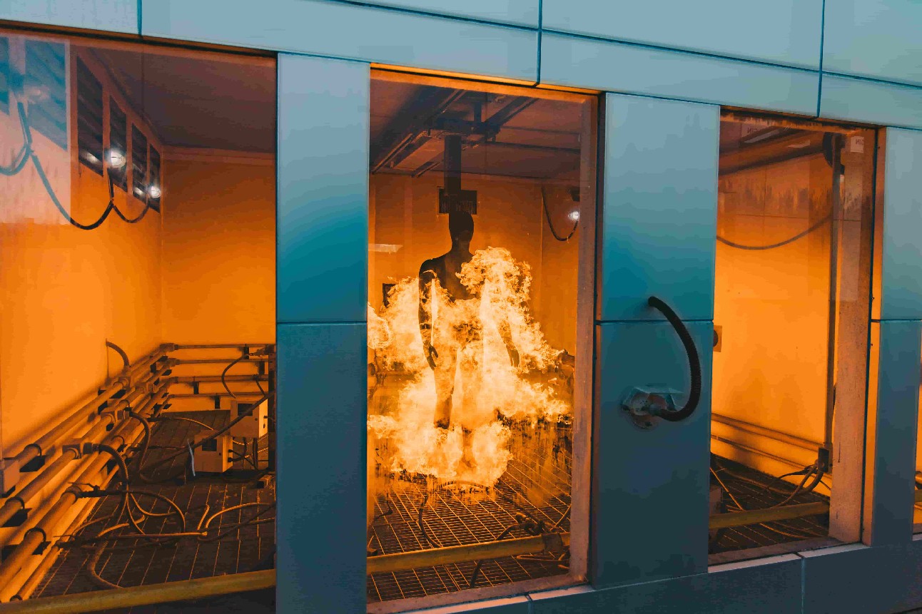 Manequim em chamas dentro de laboratório fechado