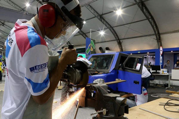 Competidor do desafio do carro compartilhável faz ajustes para o último dia de competição